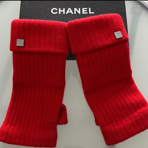 CHANEL Cashmere Red Fingerless Gloves with Silver Logo Accents - Picture 7 of 7